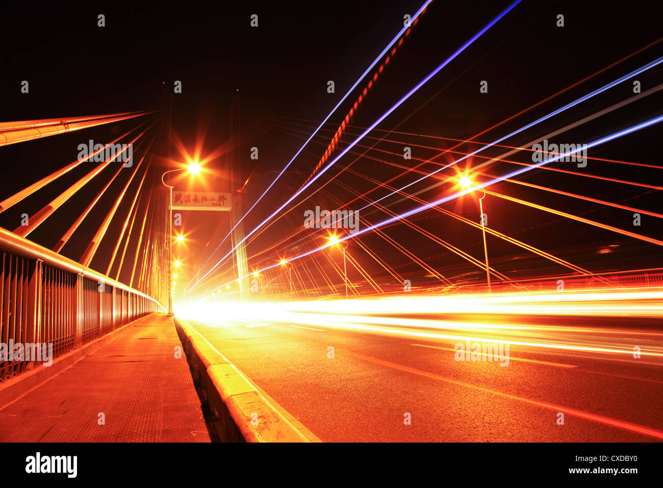 Brücke-Verkehr in der Nacht Stockfoto