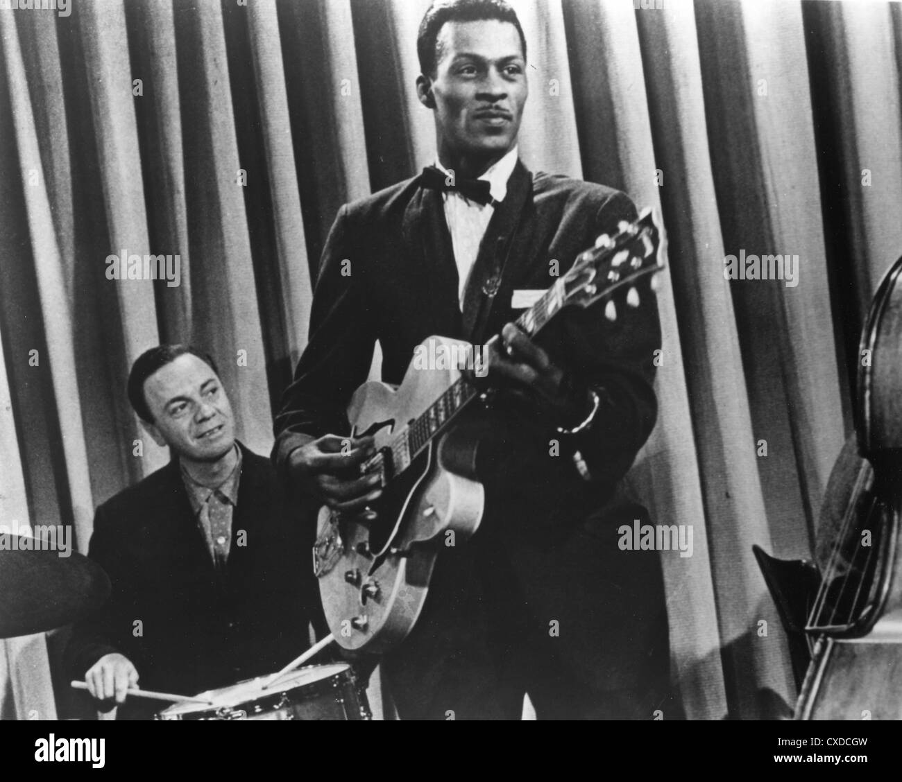 GO, JOHNNY, GO!  1959 Hal Roach-Film mit von links Chuck Berry auf der rechten Seite und Alan Freed Stockfoto