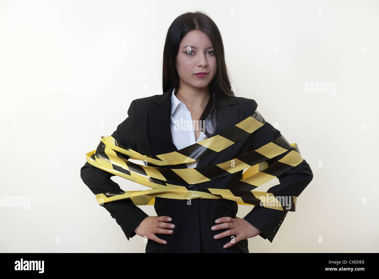 Geschäftsfrau mit Gefahr Klebeband umwickelt Ihr Stockfoto