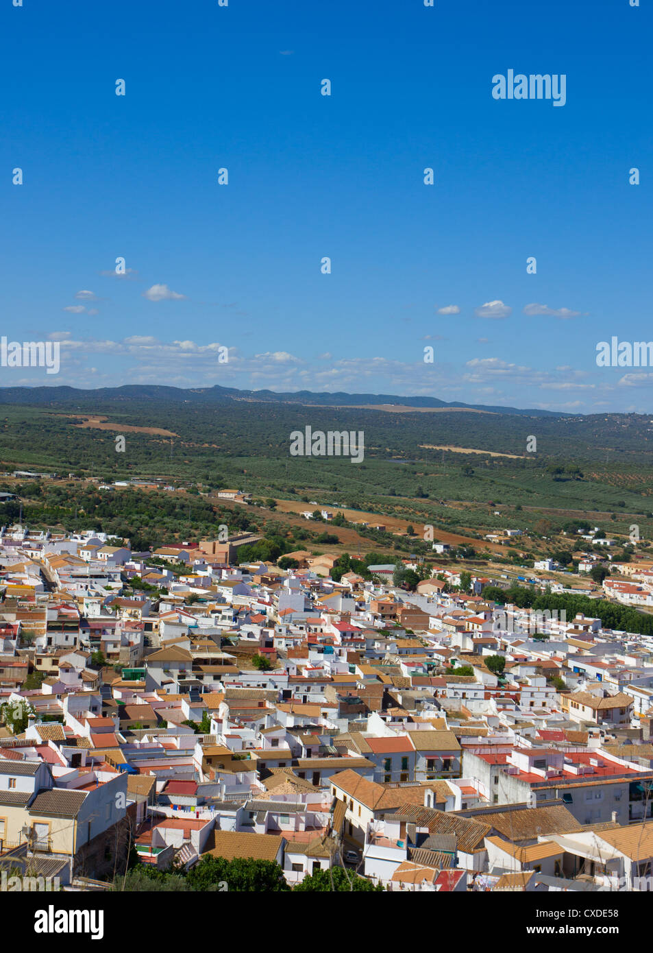 Landschaft und typische weiße Stadt in Andalusien, Spanien Stockfoto