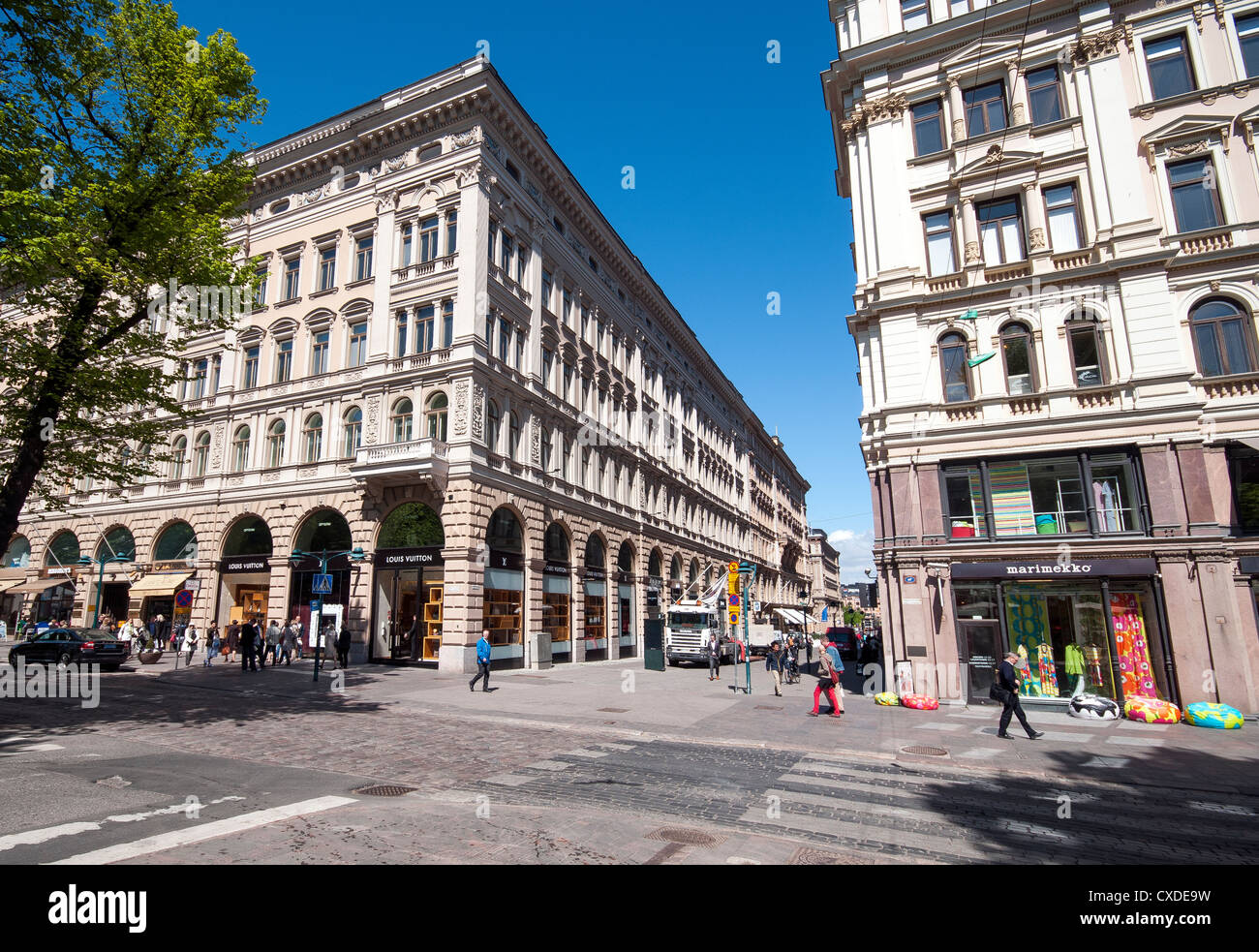 Die Louis Vuitton und Marimekko Shop Ausgänge Pohjoisesplanadi Helsinki Finnland Stockfoto