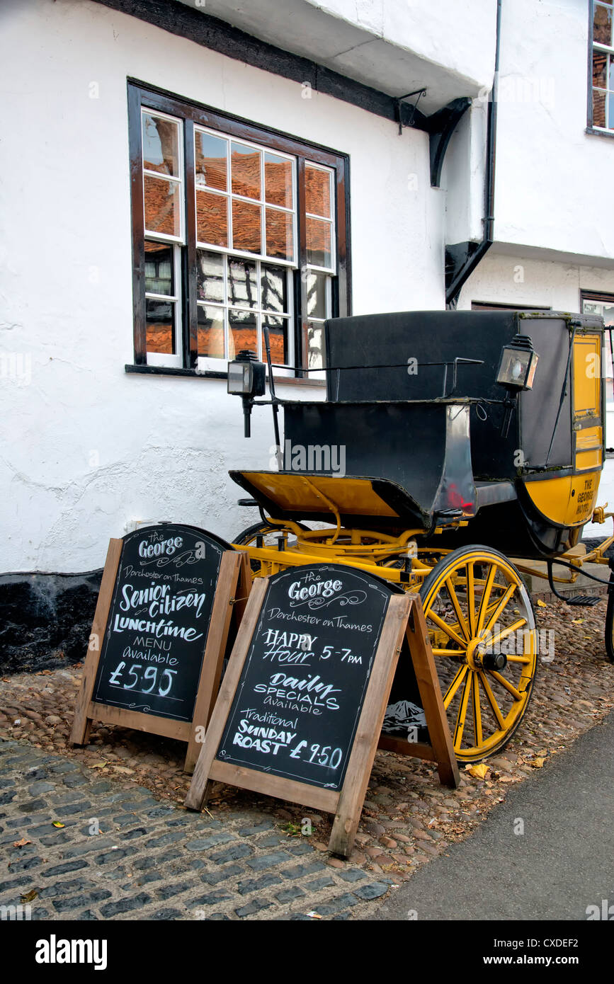 Alte Kutsche vor dem George Hotel in Dorchester (Oxfordshire) mit Werbung für Lebensmittel Stockfoto