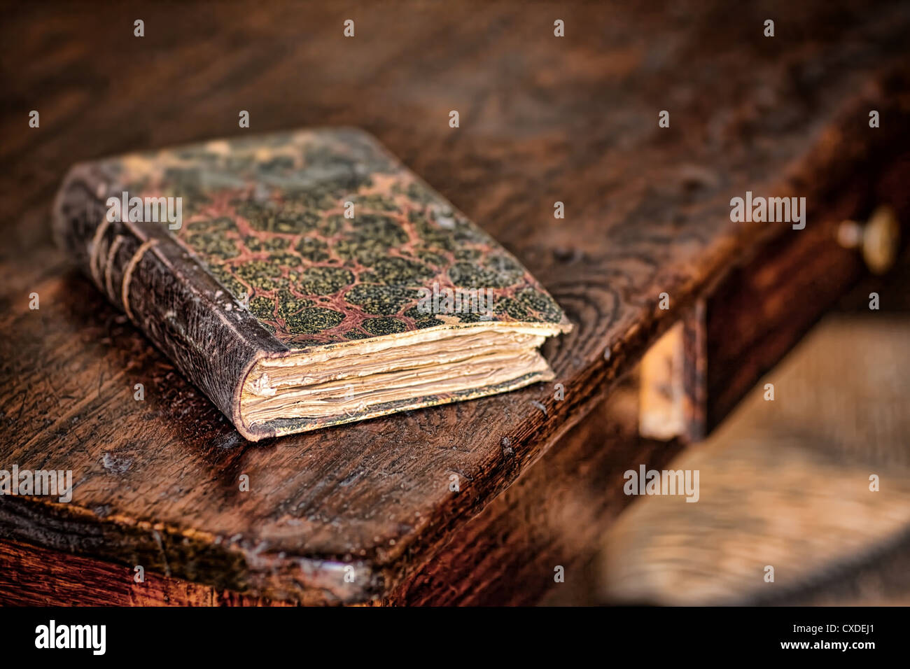 Altes Buch auf dem Holztisch Stockfoto