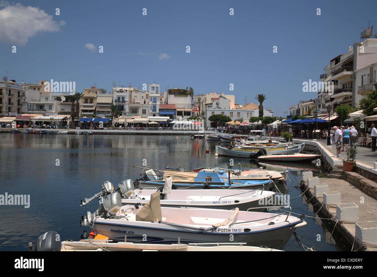 Cafés und Boote auf und rund um den See Überlieferung, Agios Nikolaos, Kreta, Griechenland Stockfoto