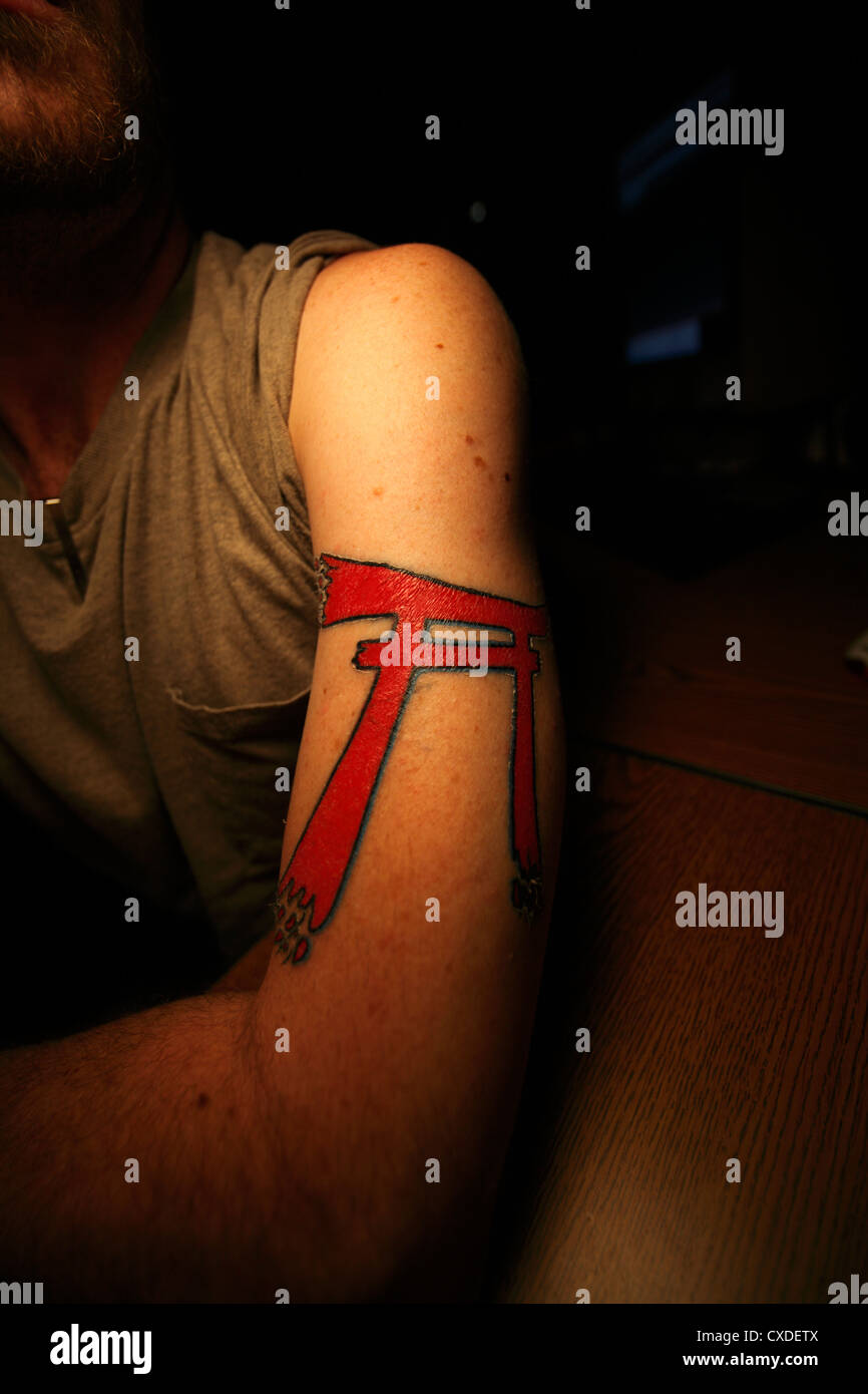 Torii-Tor-Tattoo am Oberarm des Mannes. Stockfoto