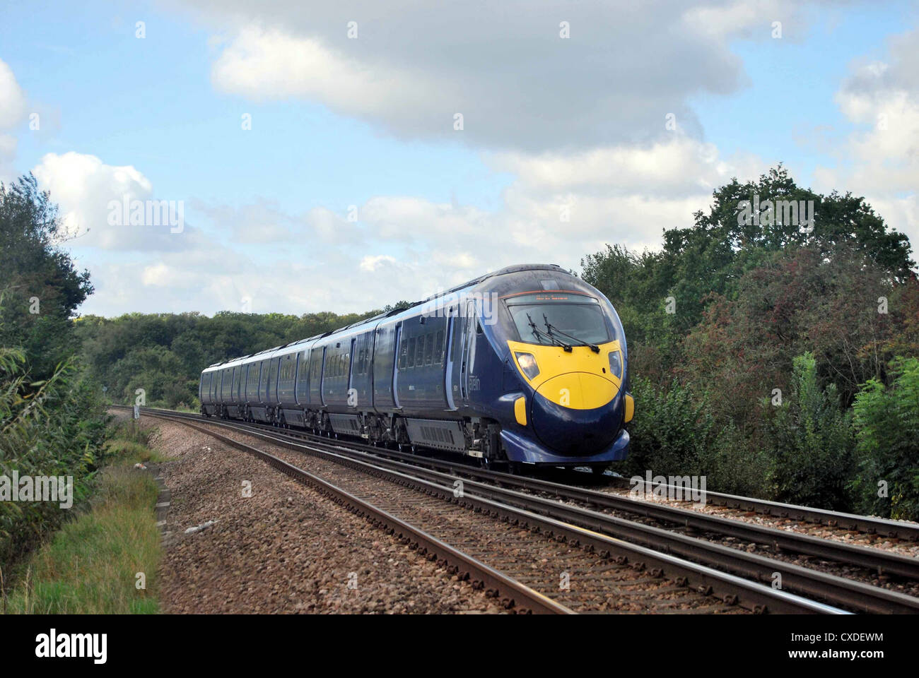 Ein Speer Zug von South Eastern Trains betrieben durchläuft der Kent Landschaft Überschrift zu Ashford. Stockfoto