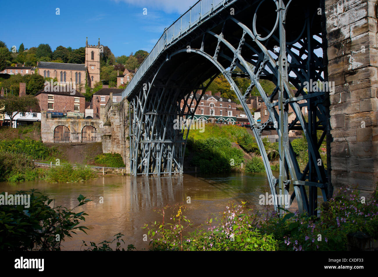 Die Ironbridge in Ironbridge Gorge, Shropshire, Großbritannien, mit St Luke's Church an der Rückseite Stockfoto