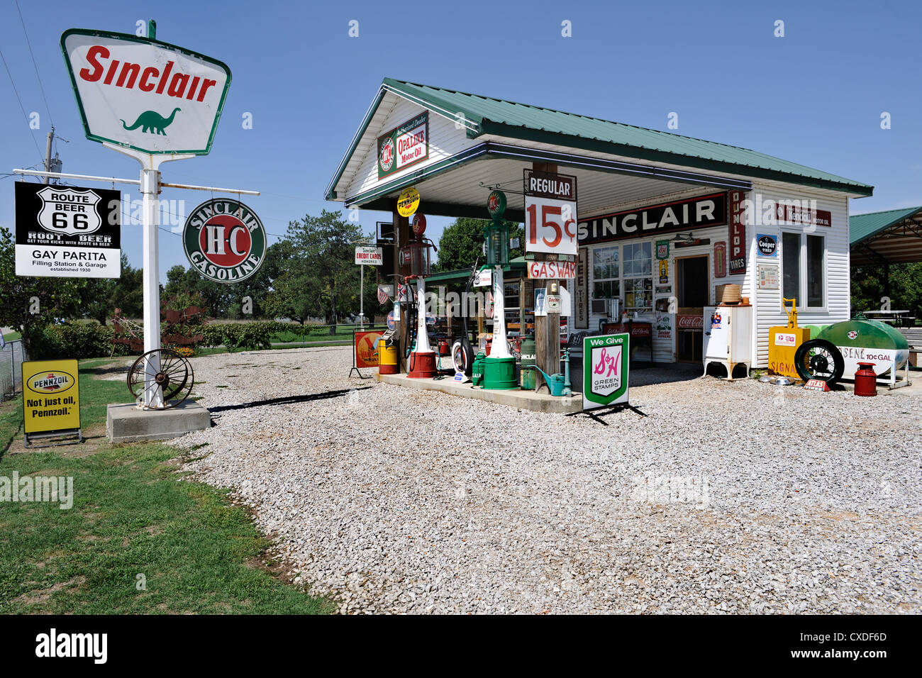 Tankstelle mit Vintage Zapfsäulen, Gay Parita Sinclair Station, Route 66, Paris Springs, Missouri Stockfoto