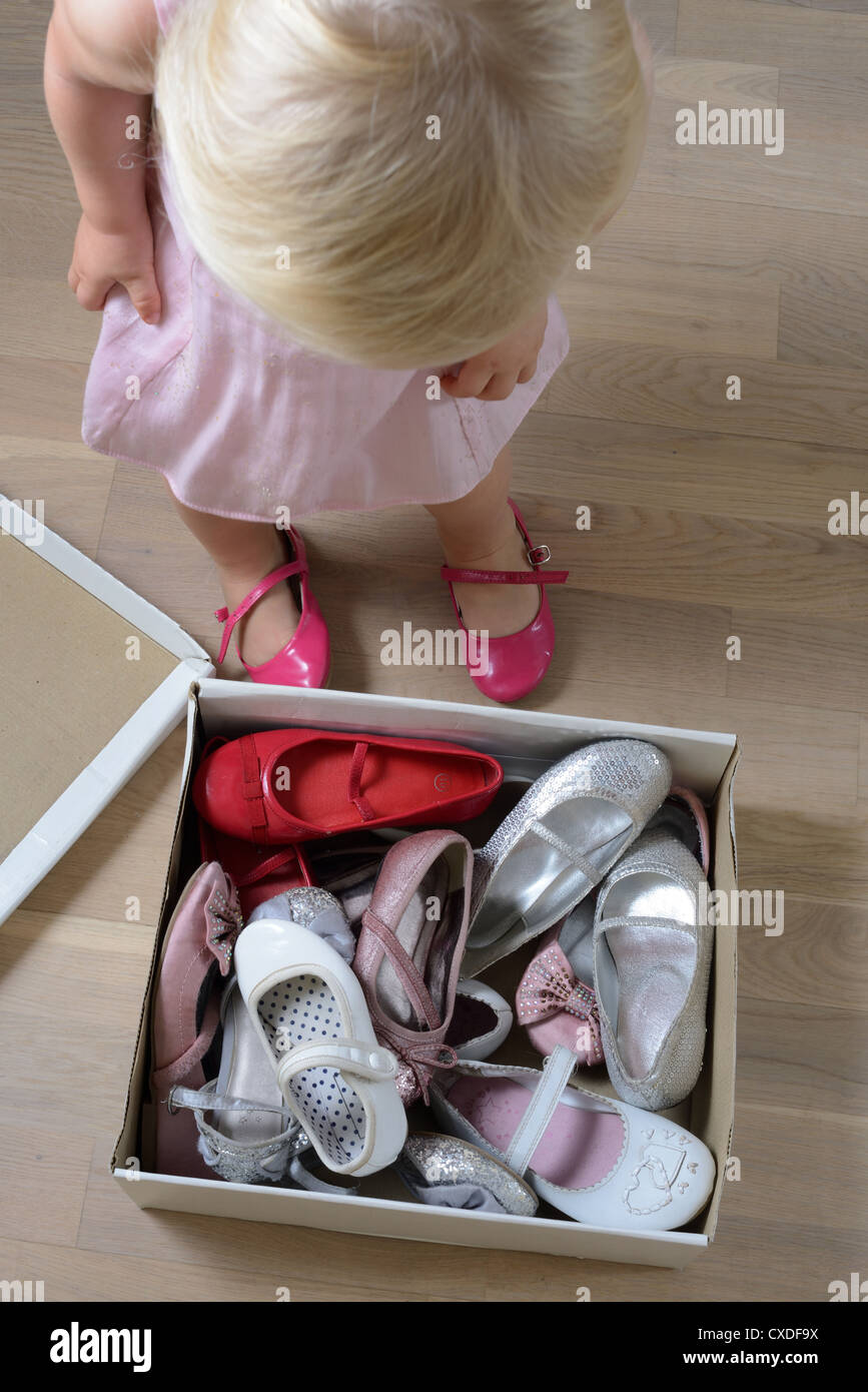 kleines Mädchen Schuhe anprobieren Stockfoto