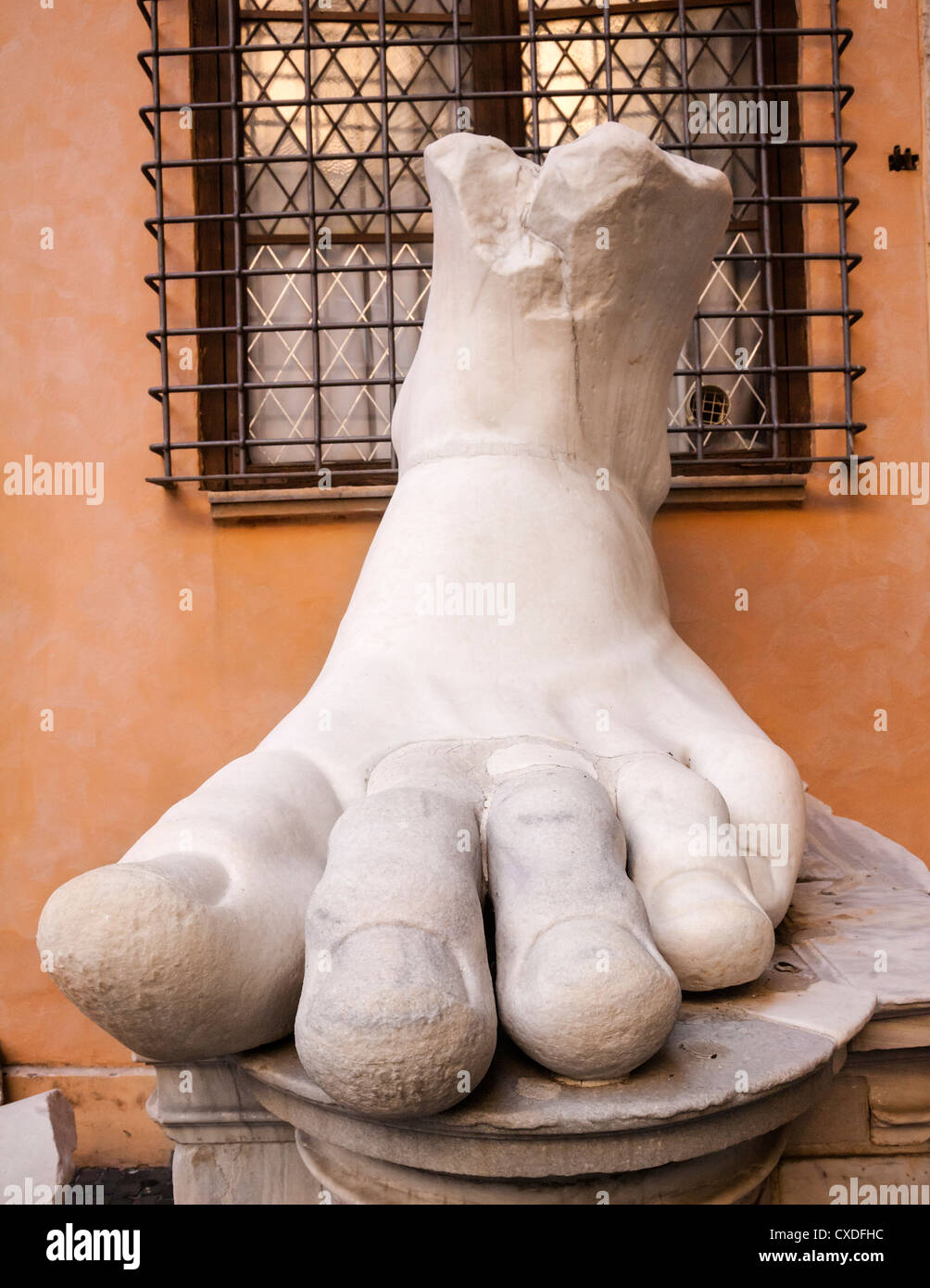 Aus Marmor Fuß Überbleibsel aus der römischen Statue von Kaiser Constantine II, Capitoline Museum, Rom, Italien. Stockfoto