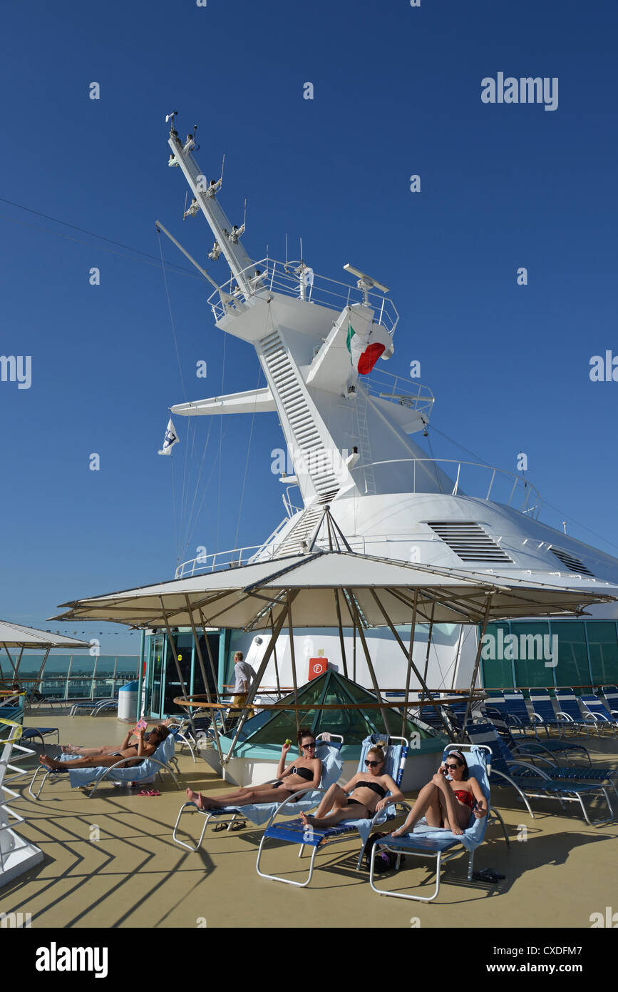 Sonnenbaden am Sonnendeck auf Royal Caribbean "Grandeur of the Seas" Passagiere Kreuzfahrtschiff, Adria, Mittelmeer, Europa Stockfoto