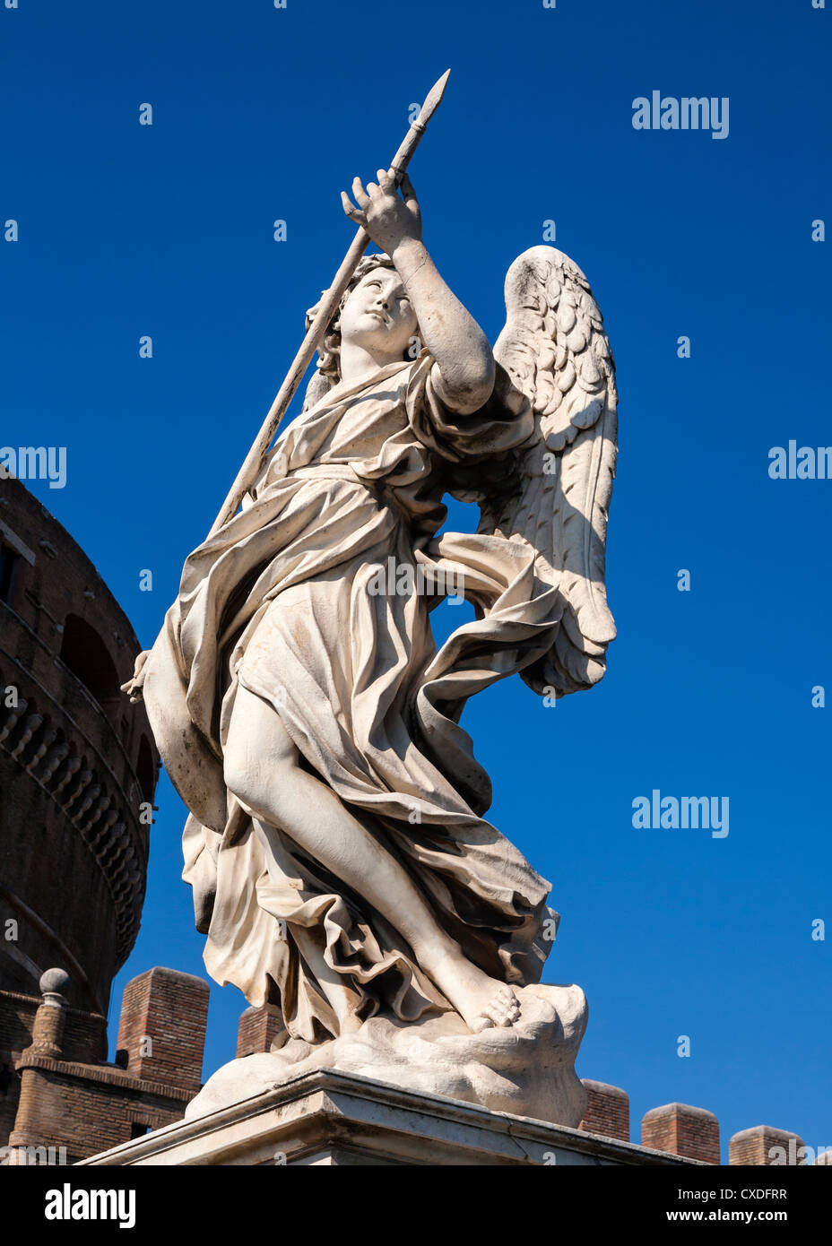 Einer von Berninis Engeln auf der Ponte Sant'Angelo, die Brücke über den Tiber zu Castel Sant'Angelo, Rom, Italien. Stockfoto