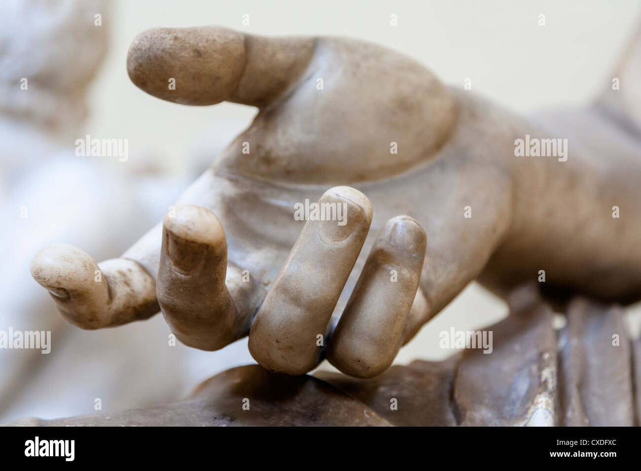 Selektiven Fokus Schuss einer geschnitzten Marmor Hand aus einer römischen Statue, Vatikanischen Museen, Rom, Italien Stockfoto