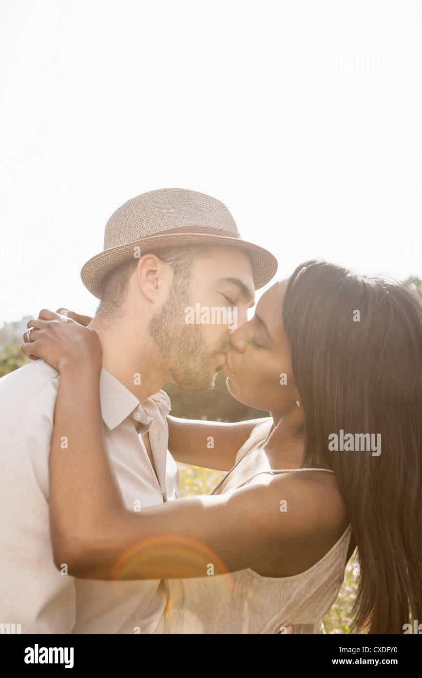 Paar küssen im freien Stockfoto