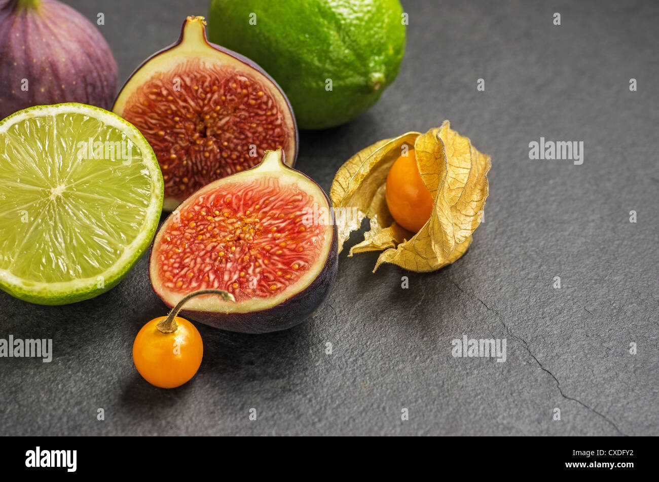 exotische Früchte auf Schiefer Teller Stockfoto