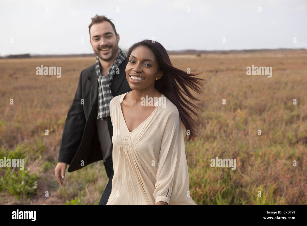 Paare, die im Feld Stockfoto