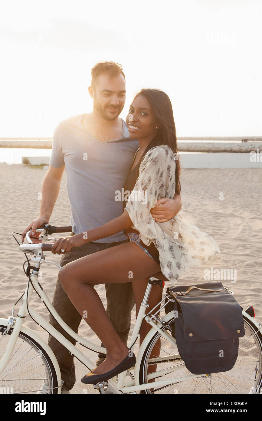 Verbinden Sie mit dem Fahrrad am Strand Stockfoto