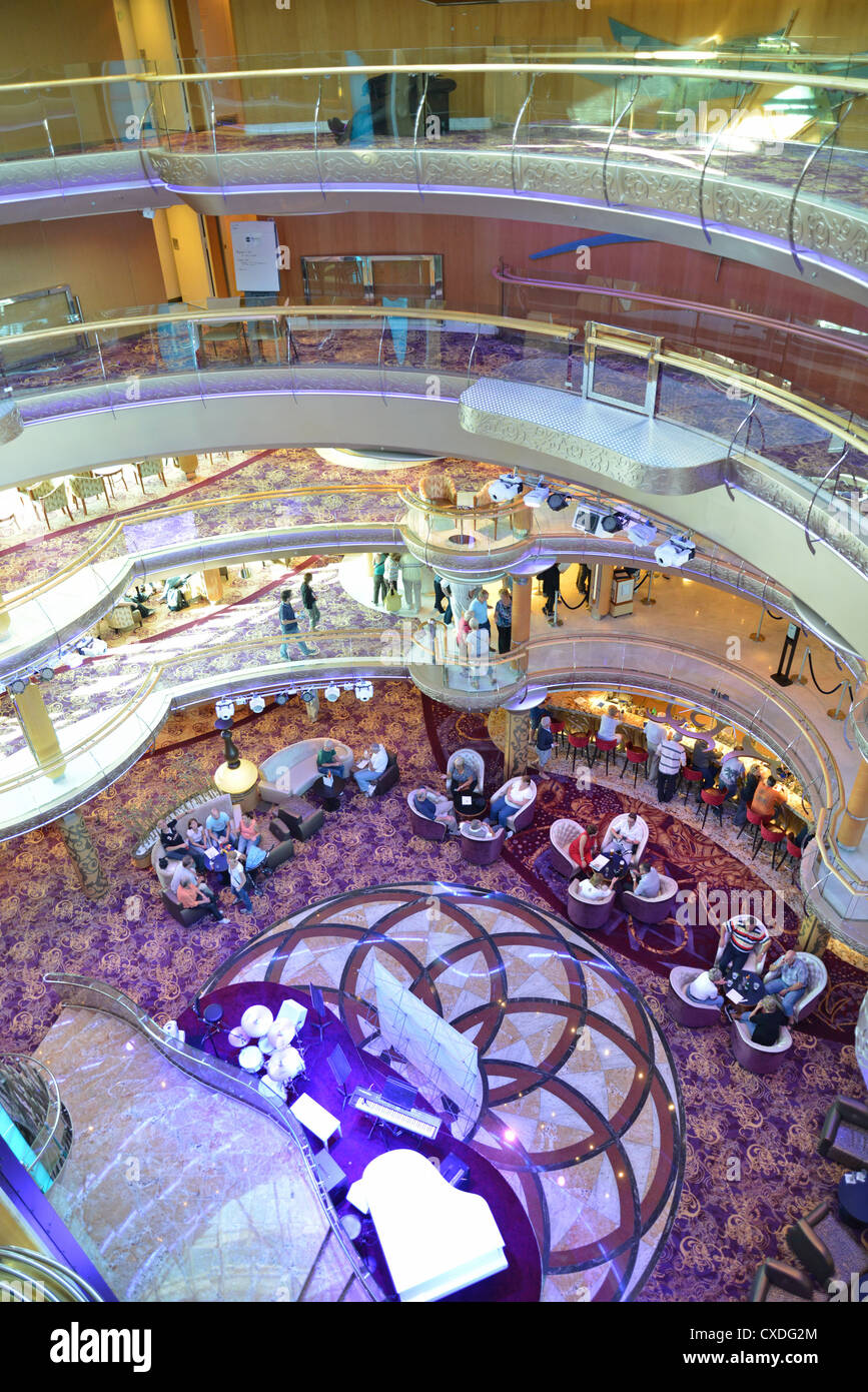 Das Atrium und die Lobby des Royal Caribbean "Grandeur of the Seas" Kreuzfahrtschiff, Adria, Mittelmeer, Europa Stockfoto