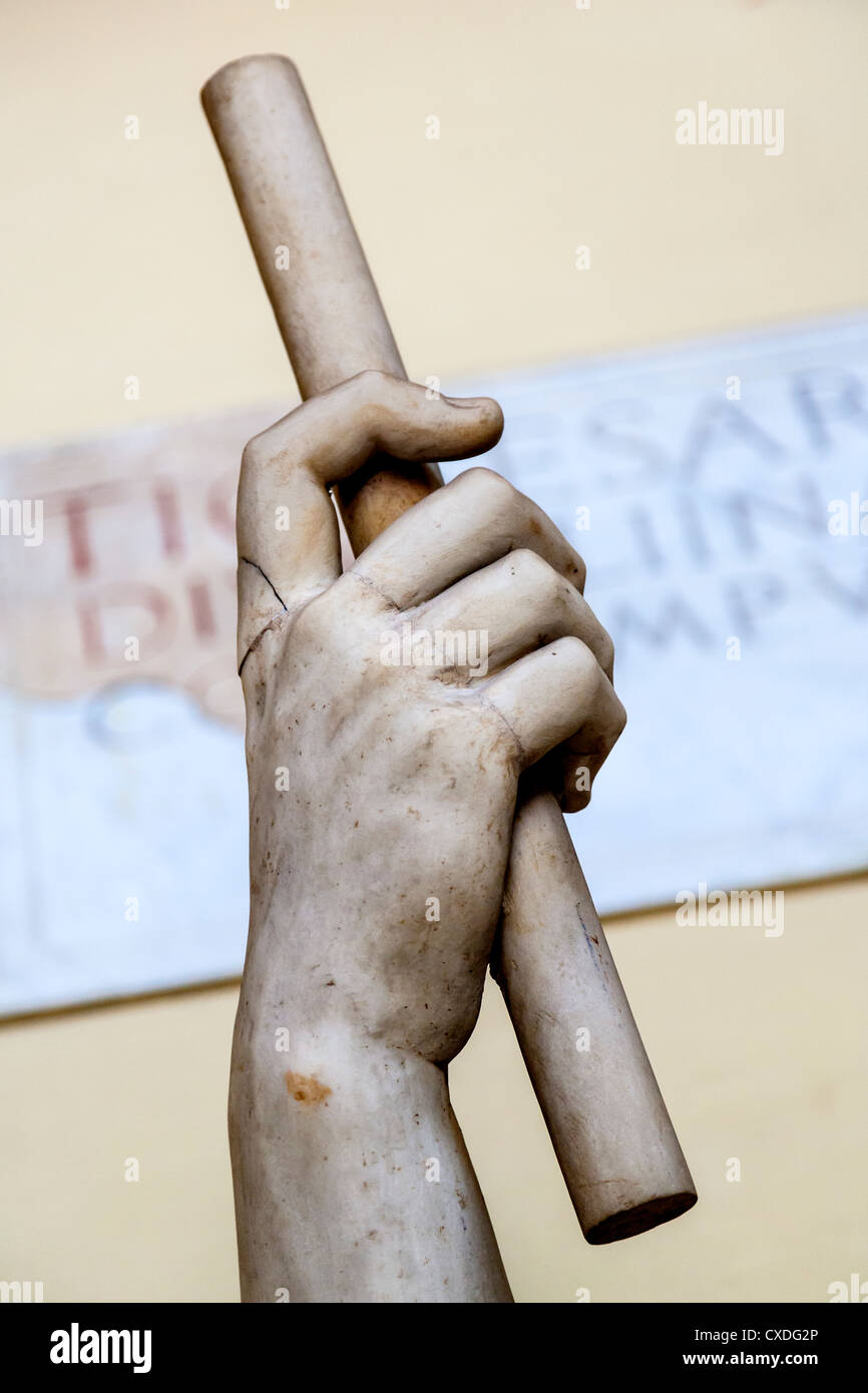 Detail-Aufnahme der eine Hand mit einem Schlagstock aus einer römischen Marmorstatue, Rom, Italien Stockfoto