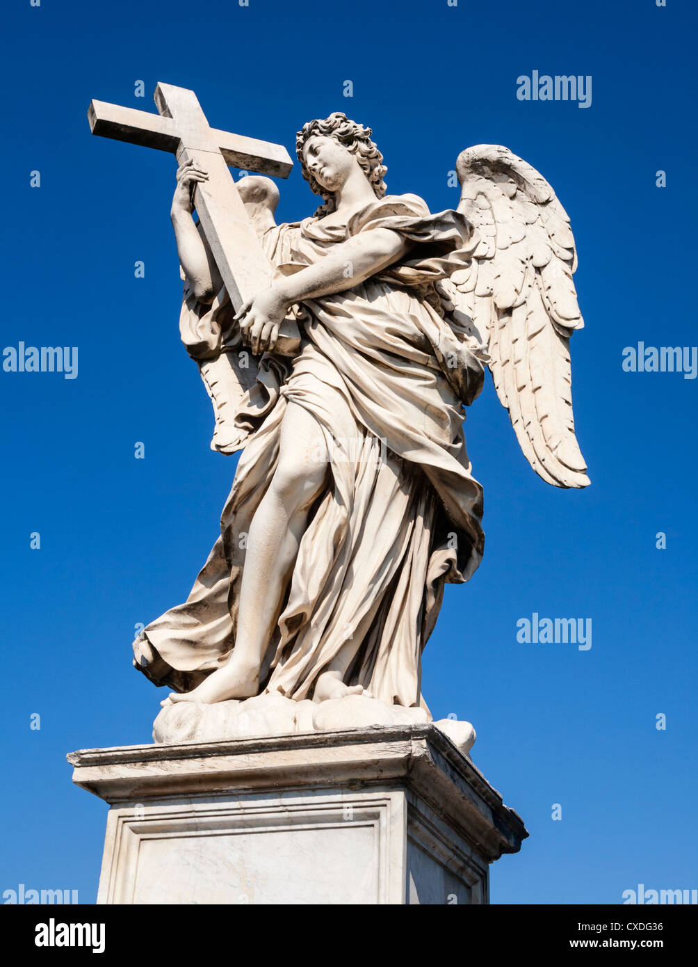 Einer von Berninis Engeln auf der Ponte Sant'Angelo, die Brücke über den Tiber zu Castel Sant'Angelo, Rom, Italien. Stockfoto