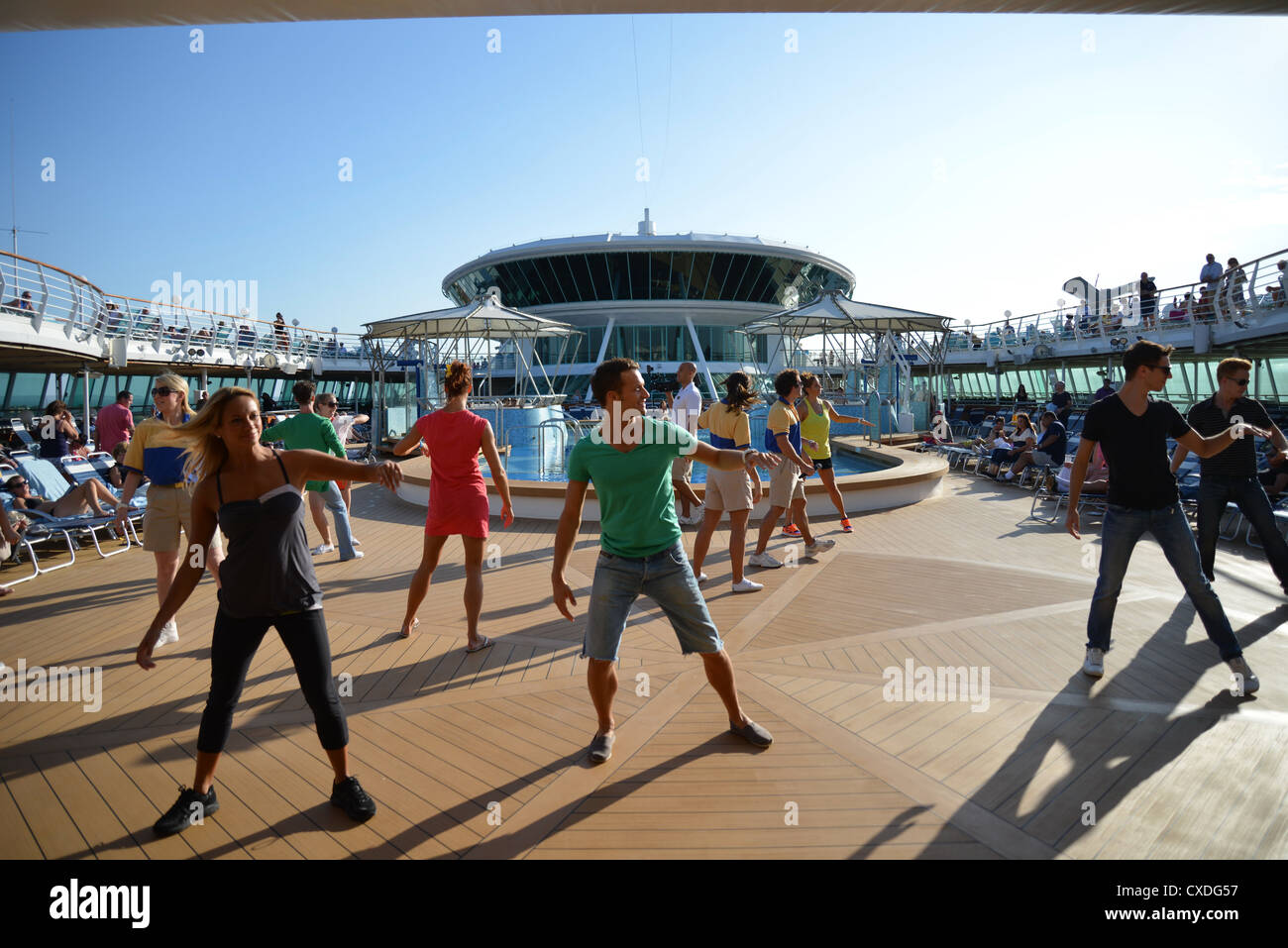 Tanzgruppe auf Sonnendeck der Royal Caribbean "Grandeur of the Seas" Kreuzfahrtschiff, Adria, Mittelmeer, Europa Stockfoto