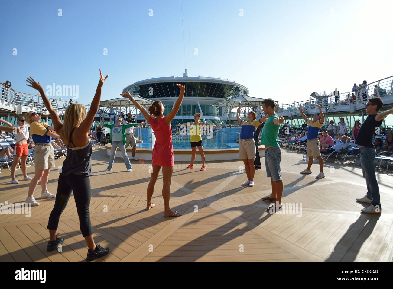 Tanzgruppe auf Sonnendeck der Royal Caribbean "Grandeur of the Seas" Kreuzfahrtschiff, Adria, Mittelmeer, Europa Stockfoto