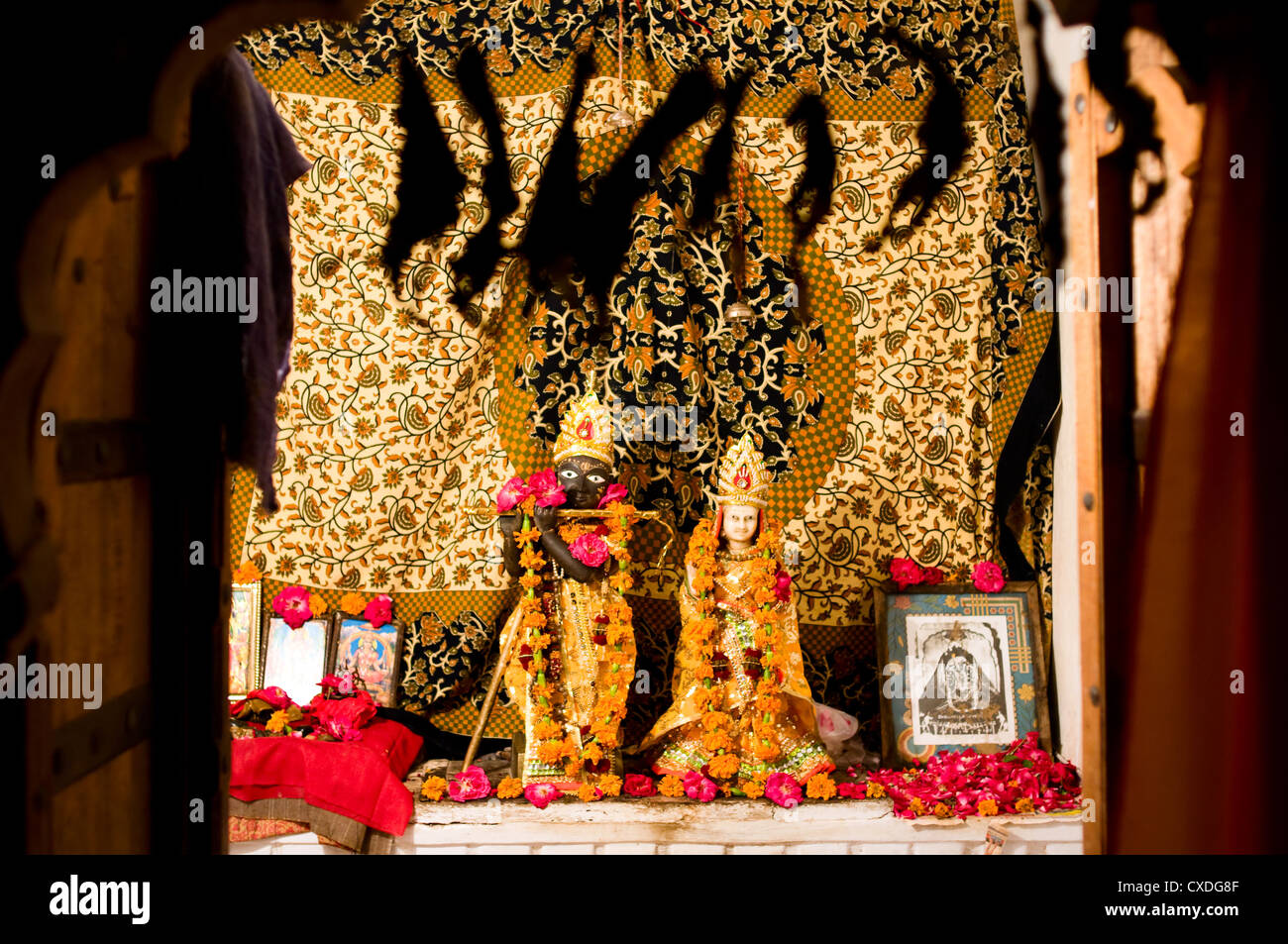 Krishna und Radha Statuen an der kleine Hindu-Tempel Stockfoto