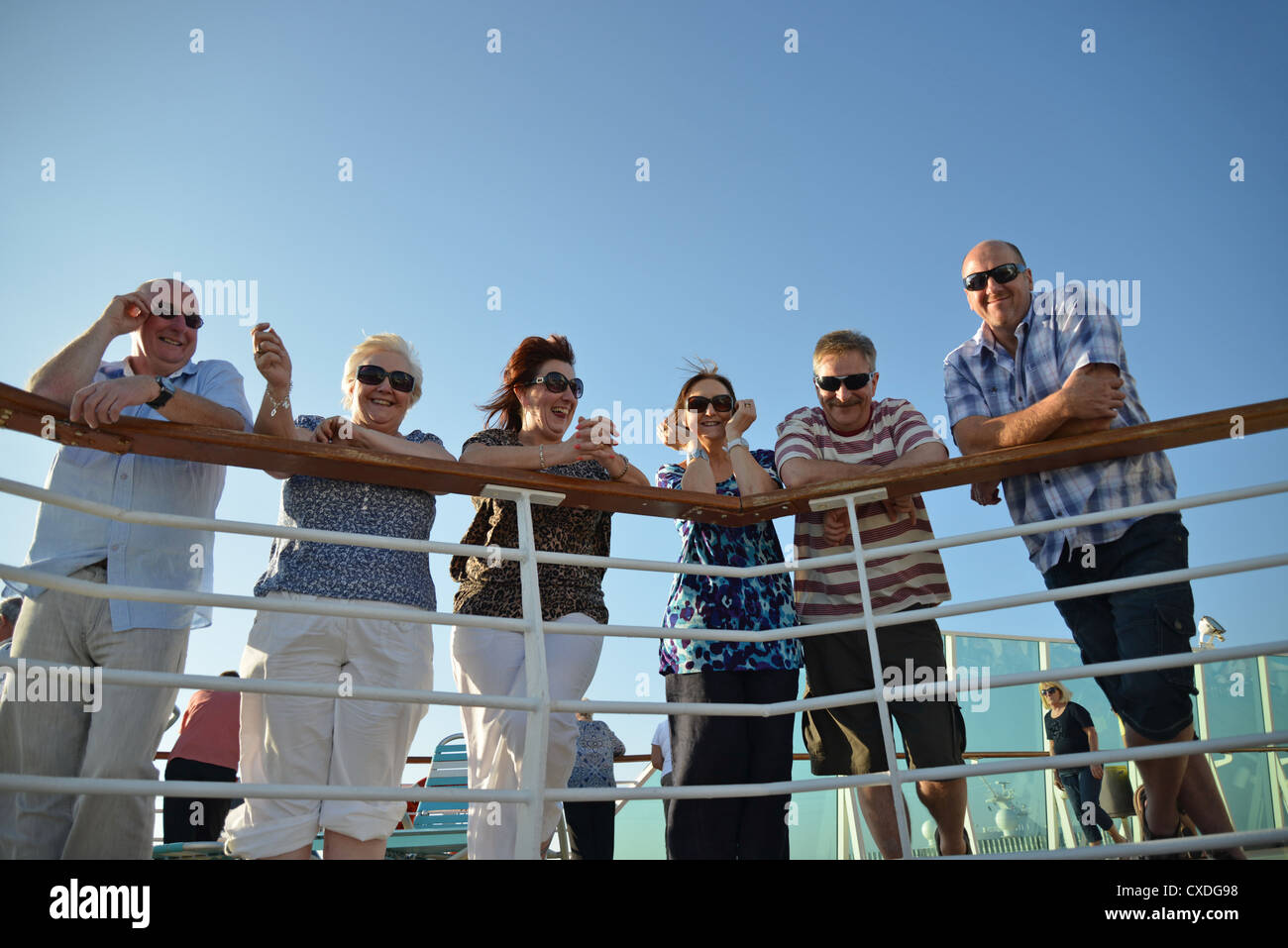 Passagiere von Geländer auf Royal Caribbean "Grandeur of the Seas" Kreuzfahrtschiff, Adria, Mittelmeer, Europa Stockfoto