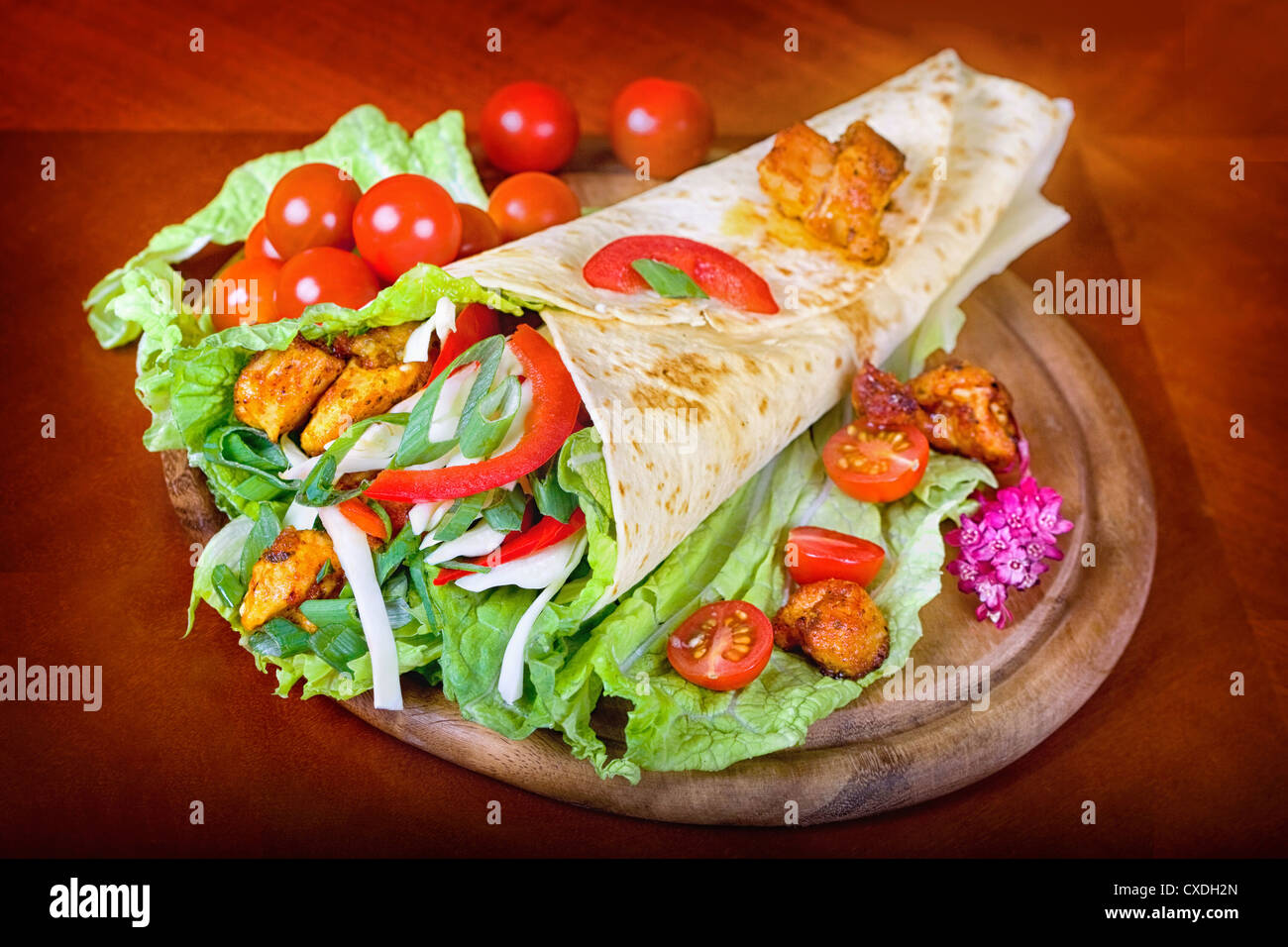 Closeup frische Tortilla auf Tablett aus Holz Stockfoto