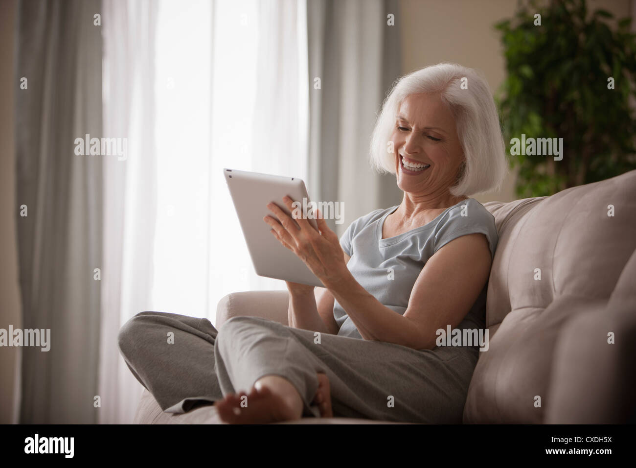 Kaukasische Frau mit digital-Tablette Stockfoto