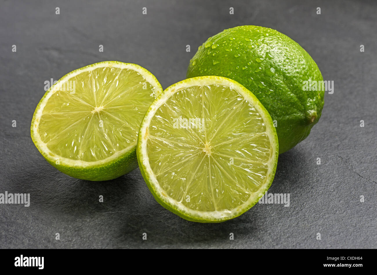 Limes auf Schiefer Teller Stockfoto