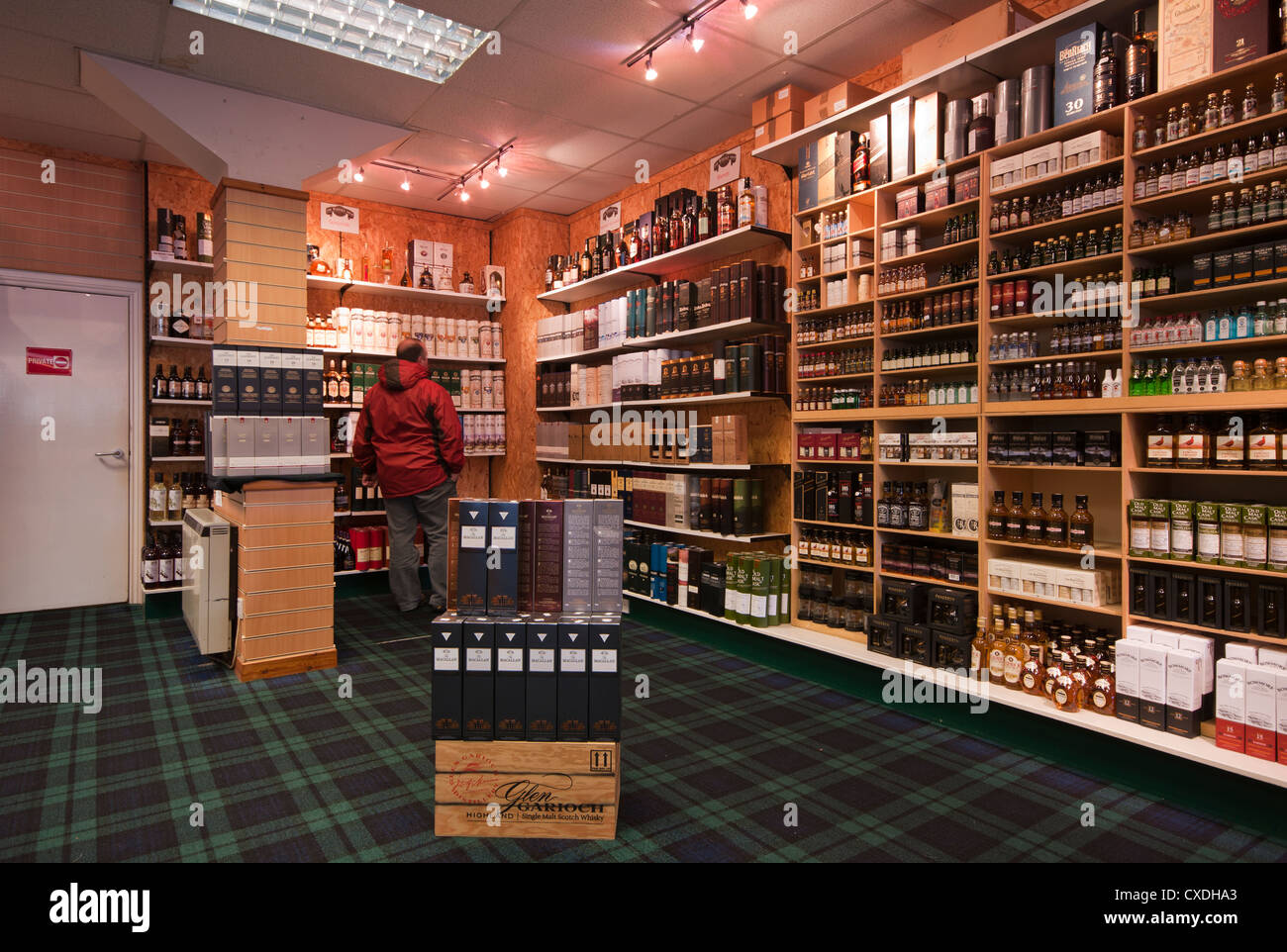 Innen ein Whisky-Whisky Shop Geschäfte Schottland Stockfoto