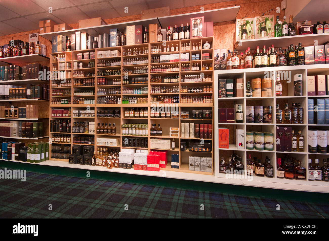 Innen ein Whisky-Whisky Shop Geschäfte Schottland Stockfotografie - Alamy