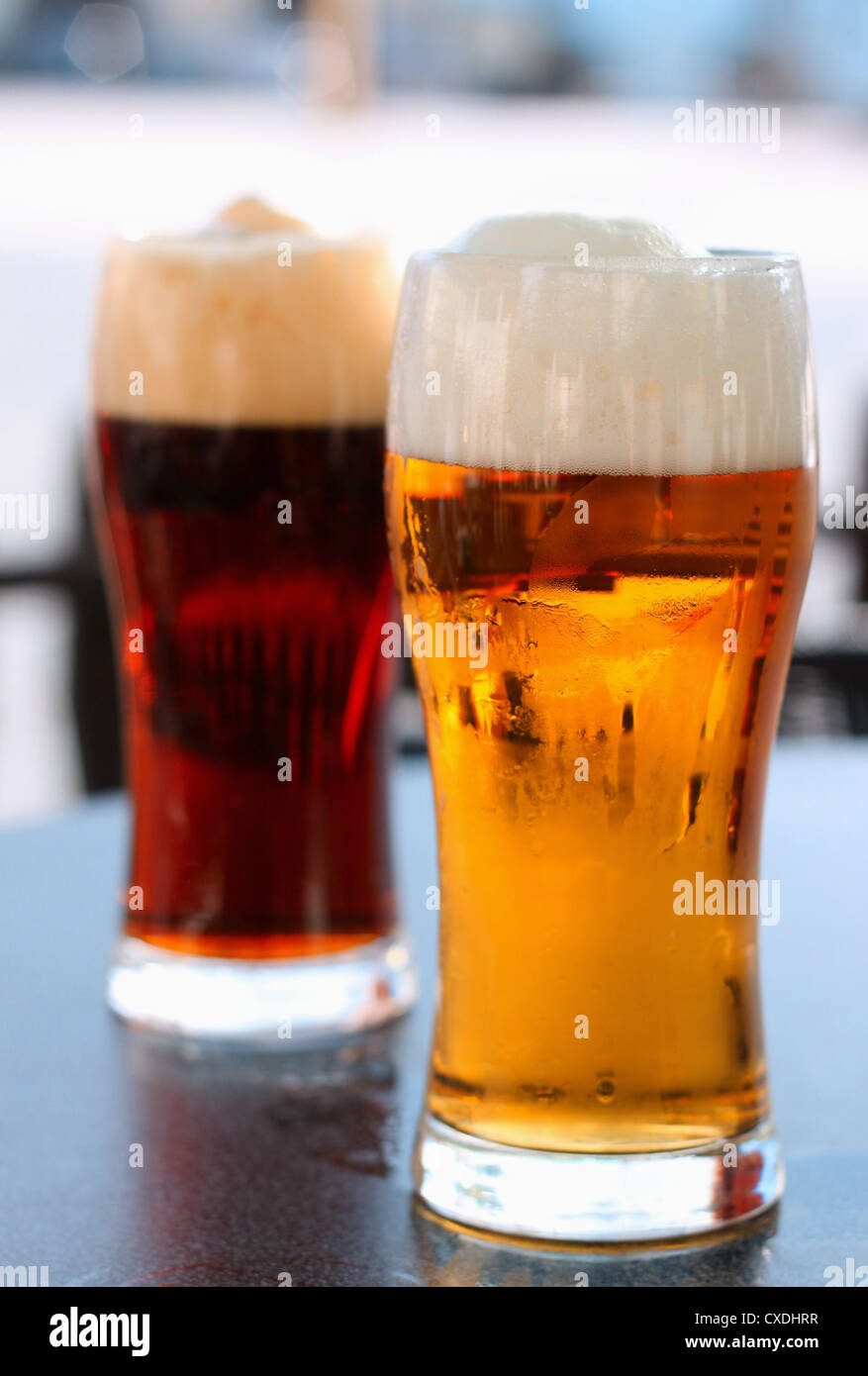 Dunkle und helle Bier Glas Stockfoto