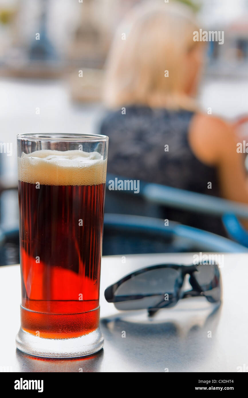 Glas-Getränke mit jungen Dame im Hintergrund Stockfoto