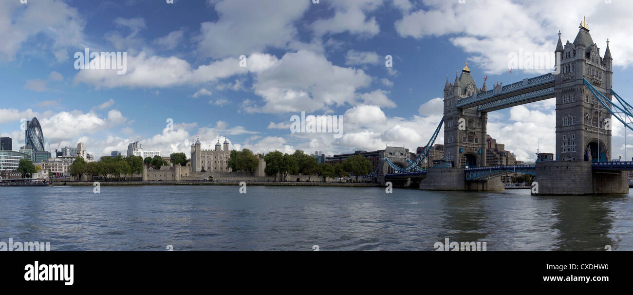 LONDON - 25 SEPTEMBER.  Tower Bridge, eines der berühmtesten Brücken über den Fluss Themse am 25. September 2012 in London, Uni Stockfoto