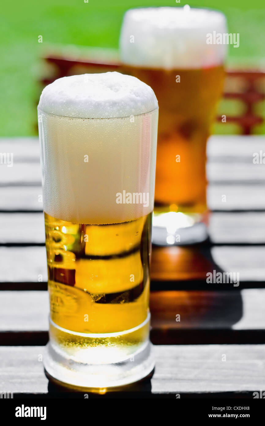 Zwei Glas Bier Stockfoto