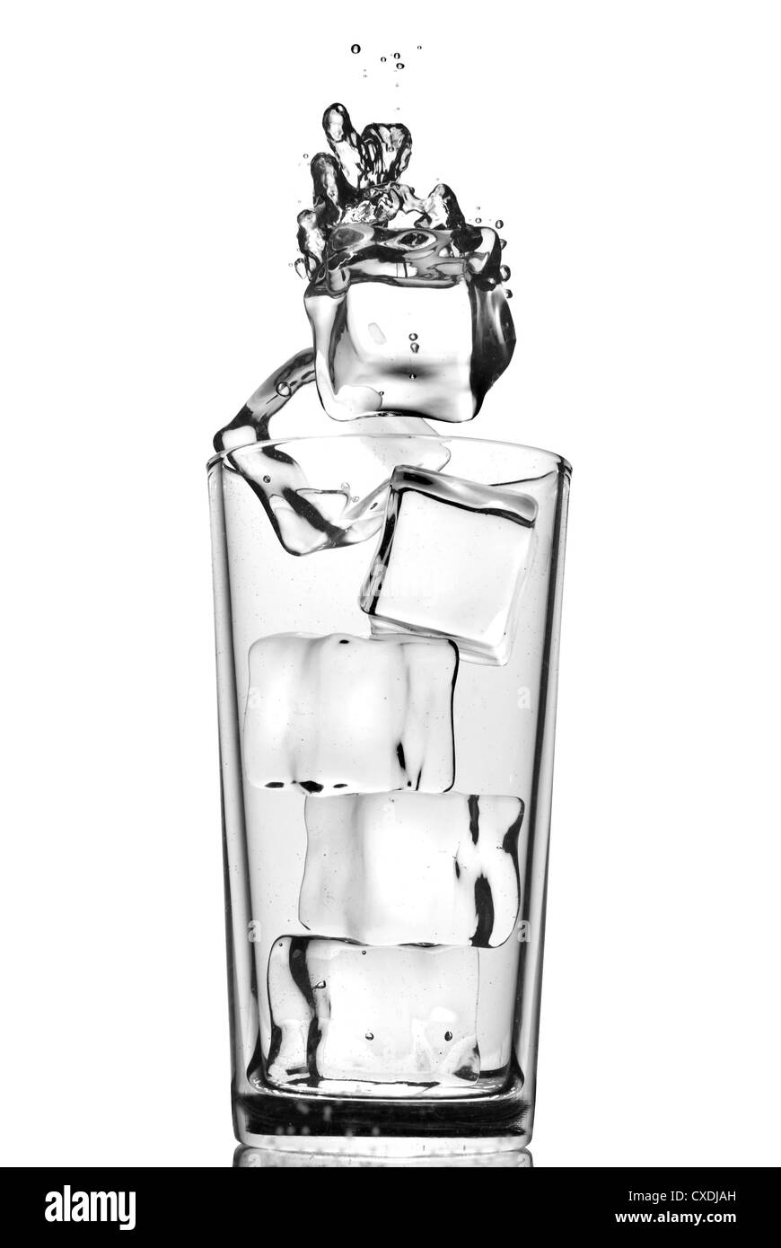 Eiswürfel fiel in Glas mit Luftblasen, die isoliert auf weiss Stockfoto