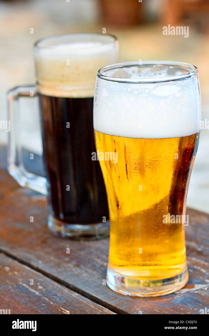 Glas, dunkle und helle Bier Stockfoto