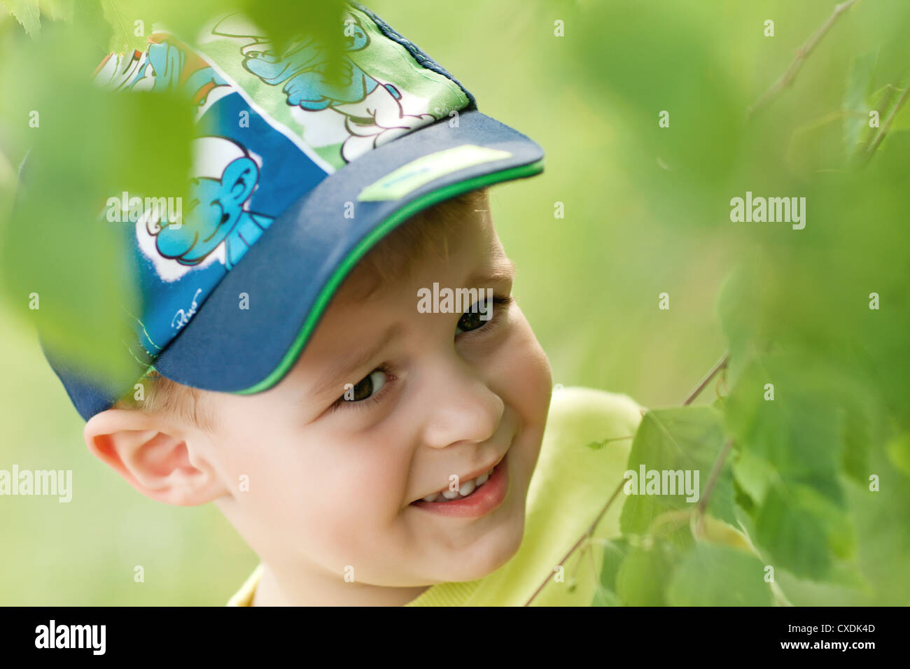 Glückliches Kind unter Ästen Stockfoto