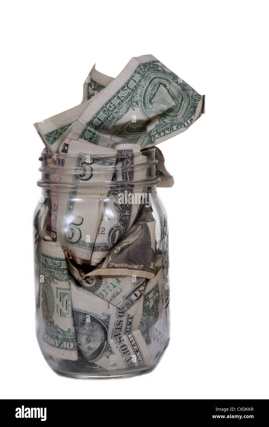 Ein Glas, gefüllt mit Dollarnoten. Isoliert auf weiss. Stockfoto