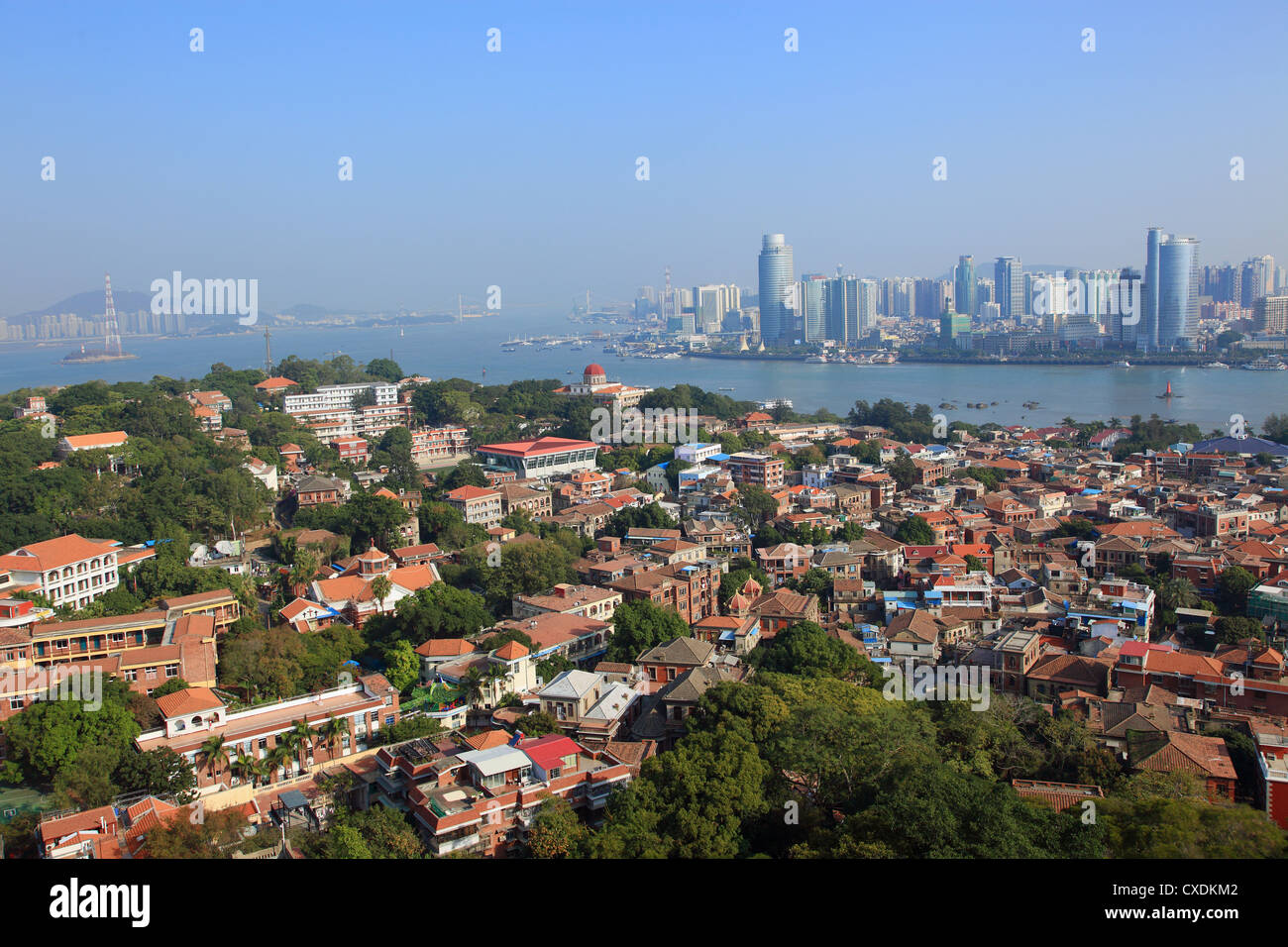 Luftaufnahme einer modernen Stadt an einem Fluss Stockfoto