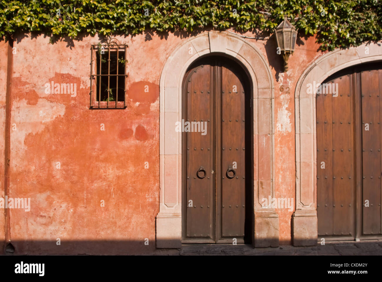 Koloniale Bögen im mexikanischen Haus außen Stockfoto