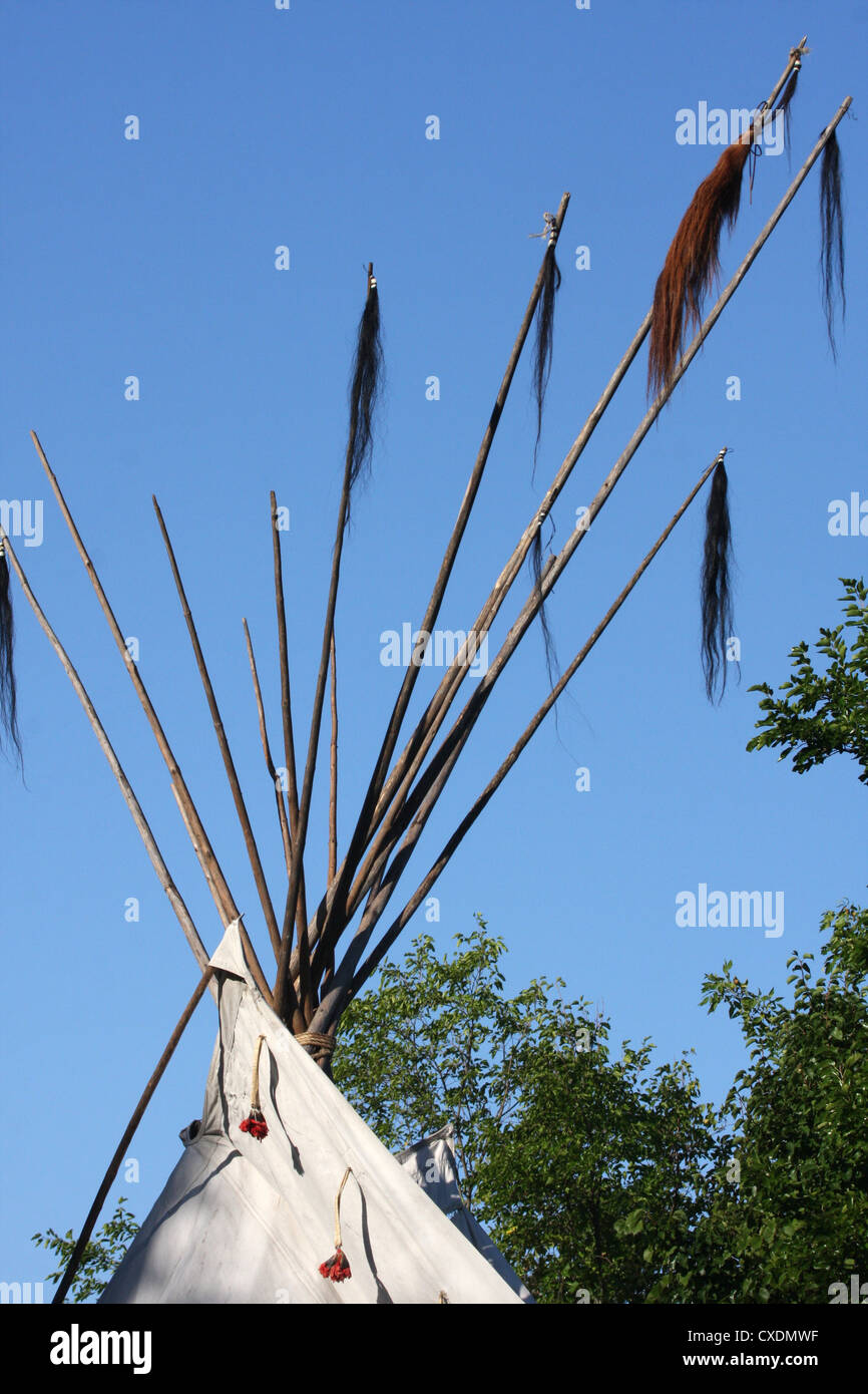 Oben auf einem indianischen Tipi mit Querstangen Stockfoto
