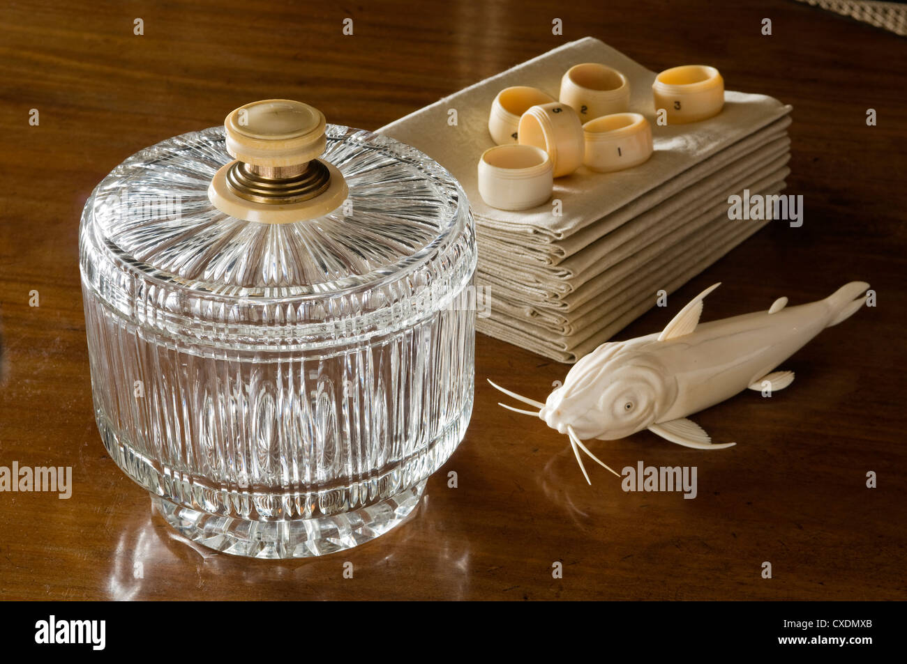 Kristall-Bowle mit Elfenbein und Silber Halterungen, geschnitzte Französisch Elfenbein Wels und Edwardian Serviettenringe Stockfoto