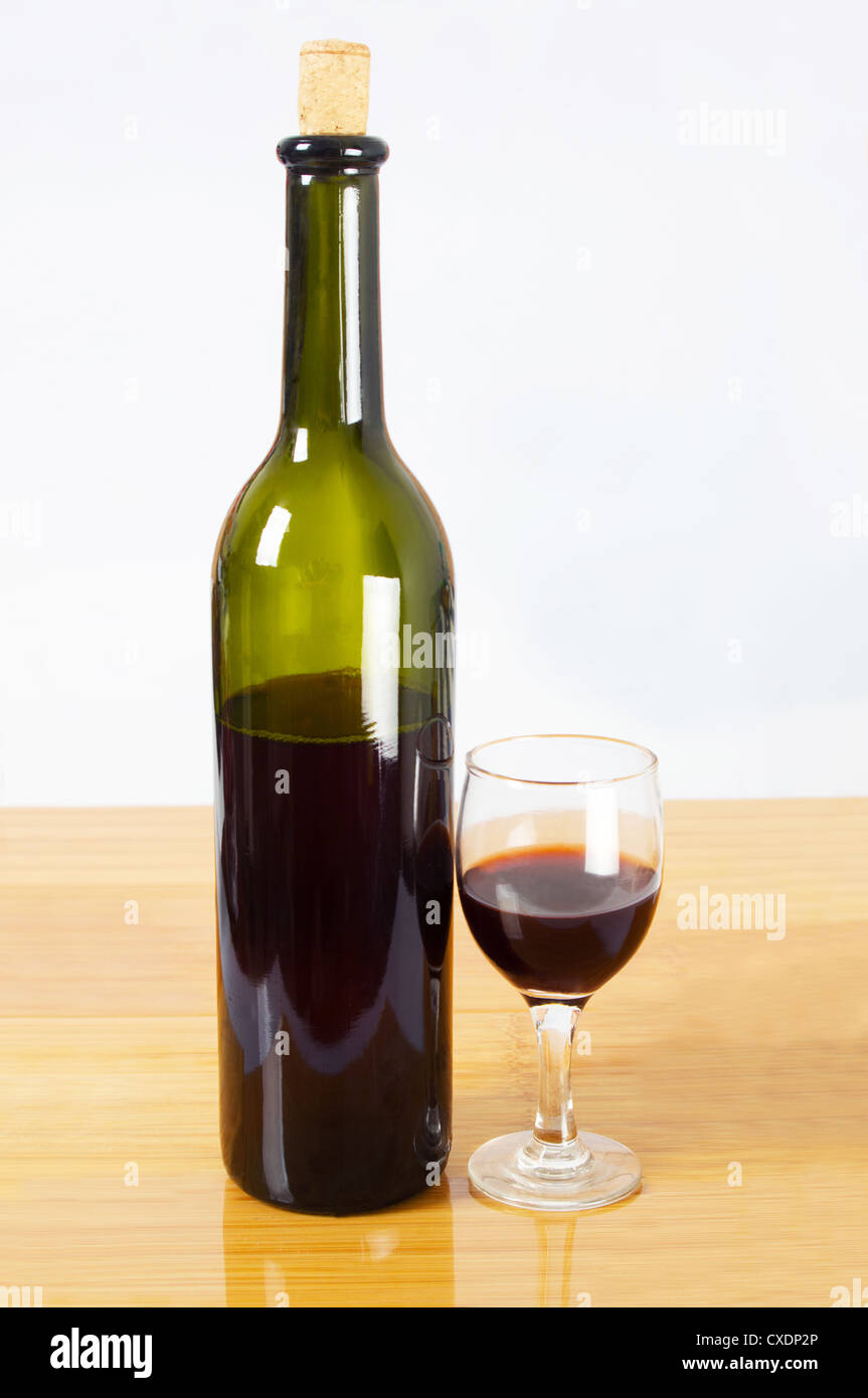Rot Wein und Flasche auf dem Tisch Stockfoto