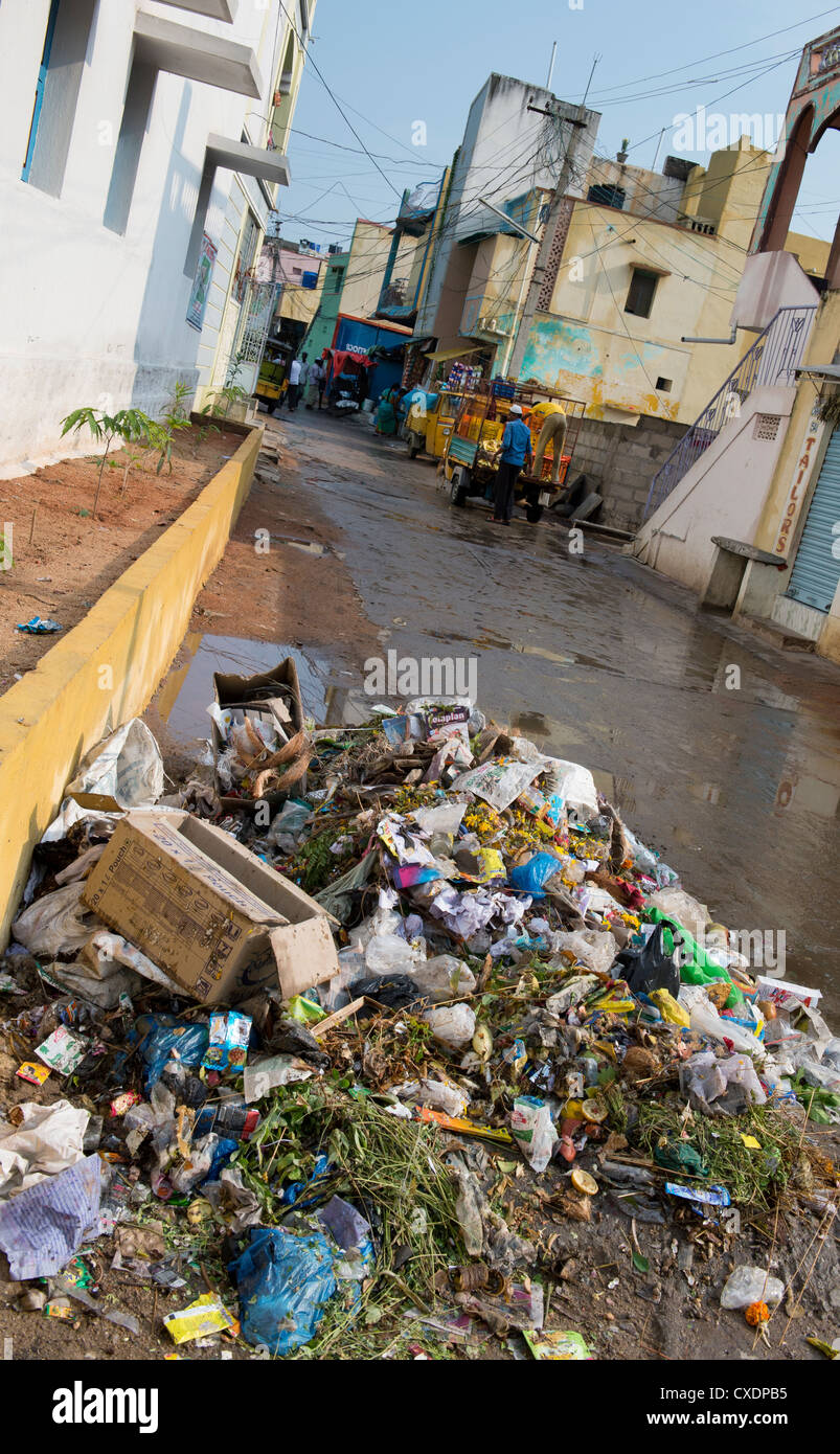 Hausmüll in einer indischen Straße verworfen. Andhra Pradesh, Indien Stockfoto