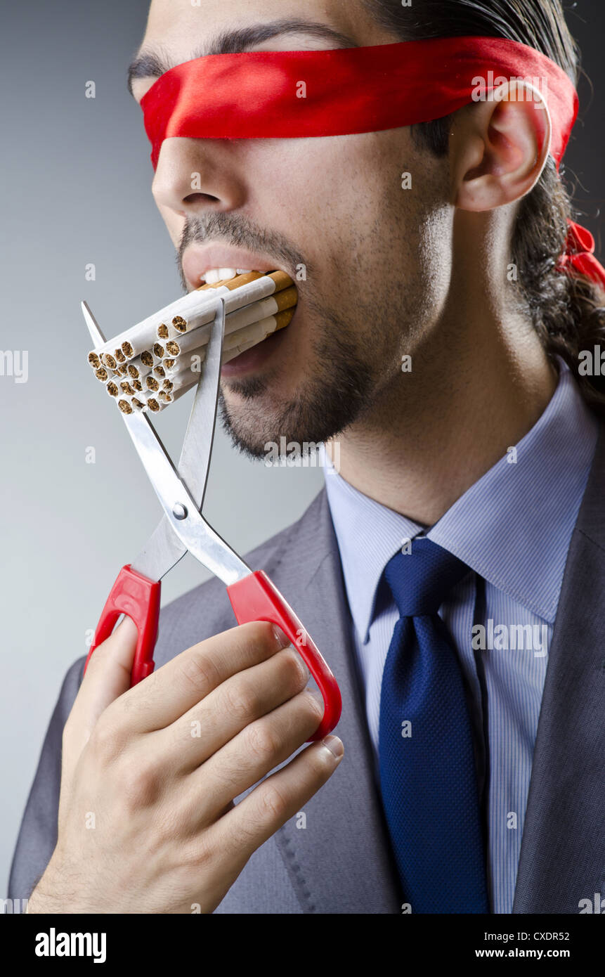 Anti-Raucher-Konzept mit Mann Stockfoto