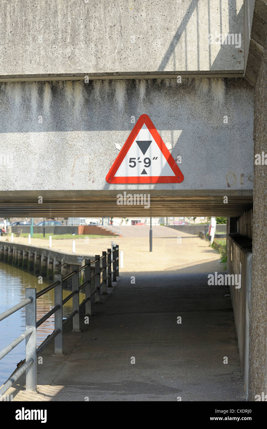Höhe Beschränkung Zeichen unter Brücke great Yarmouth Norfolk England uk Stockfoto