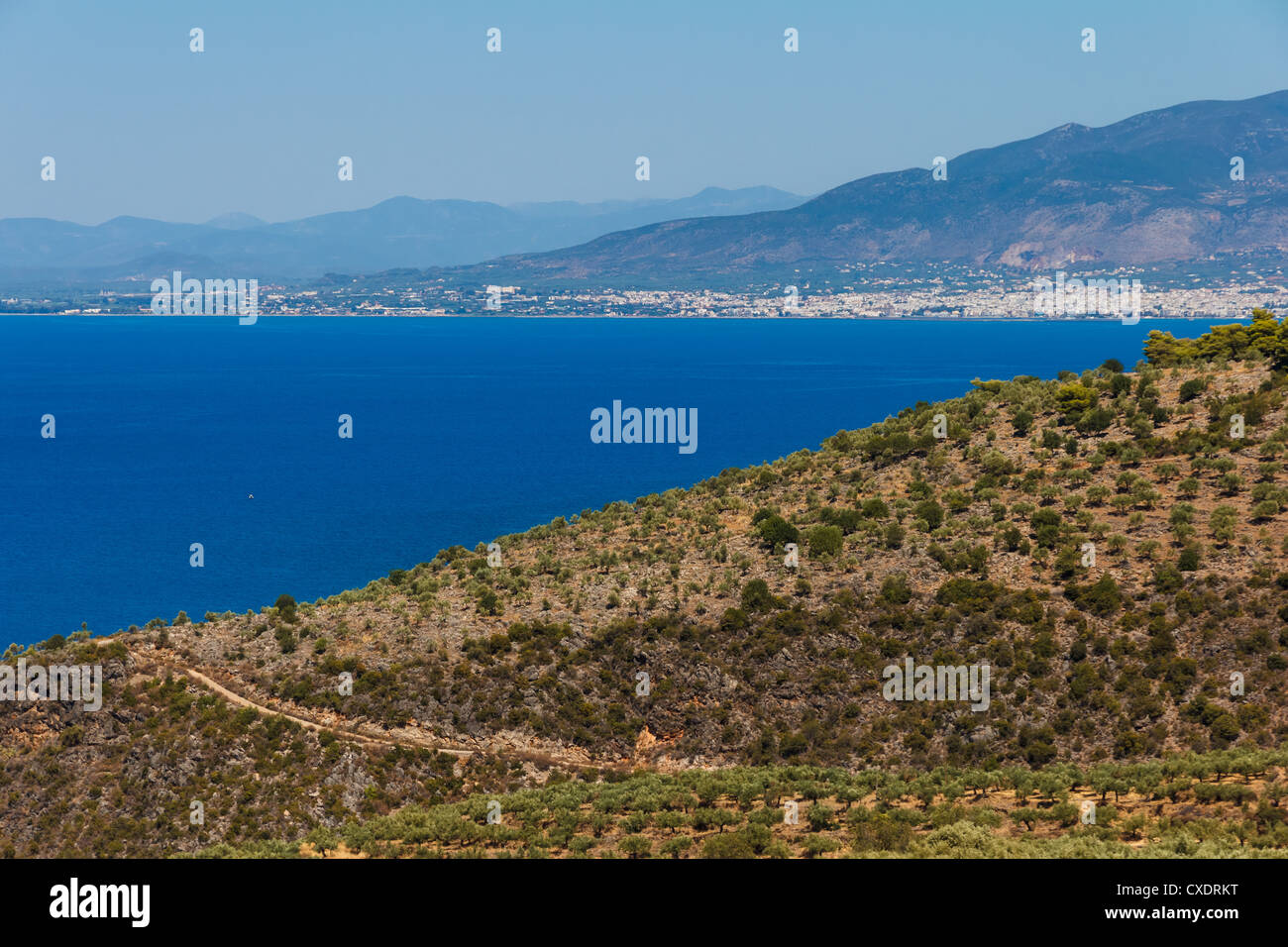 Natürlicher Landschaft mit Meer, erschossen von einem Höhepunkt der Ansicht in Griechenland Stockfoto